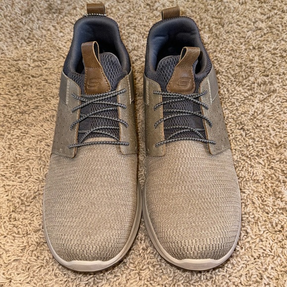 UNWORN Sketchers Sneakers - Picture 1 of 3